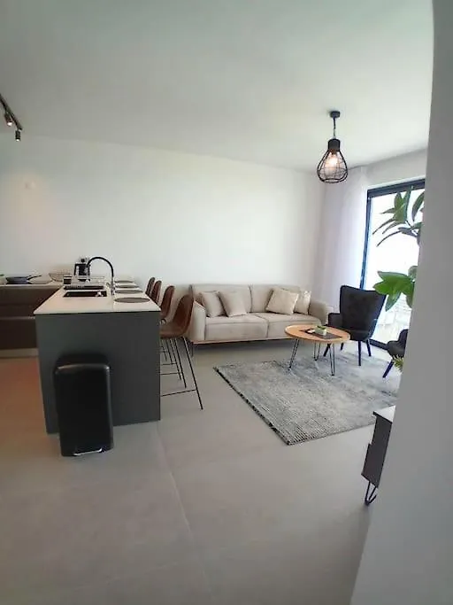 New Luxury Sea Front Apartment Perivolia Cypern